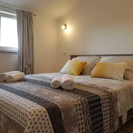 Nora Stinjan * بولا